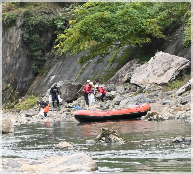 ボートで対岸のゴミを拾いにいく人たち