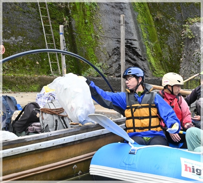 ボートに乗りながら作業する様子