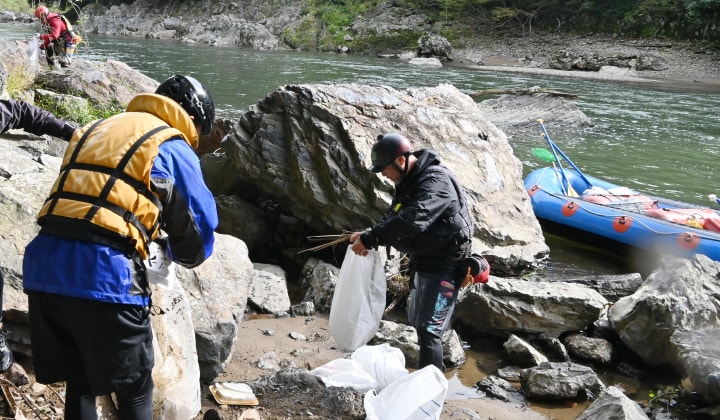 保津川での清掃活動の様子